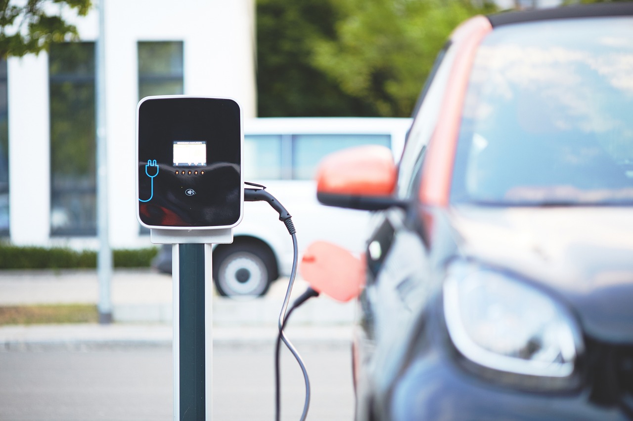 Dostupné elektromobily nabízí lidem řadu výhod